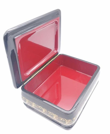 Шкатулка лаковая миниатюра "Вышивальщица"  10х13 см. арт. 6426735