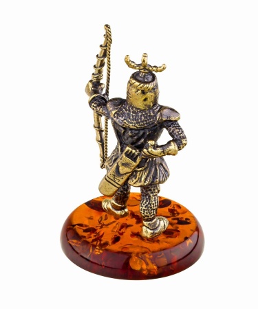 Фигурка из латуни с янтарем Рыцарь лучник 34х55 мм. арт. 785
