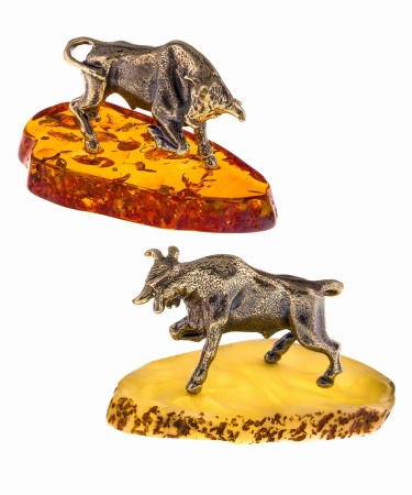Фигурка из латуни с янтарем Бык маленький 43х28 мм. арт. 686