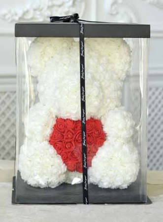 Мишка из Роз Белого цвета с красным Сердцем 