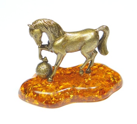 Фигурка из латуни с янтарем Конь с шаром арт. 1219