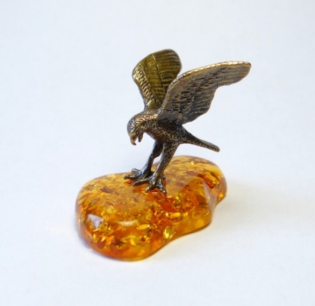 Фигурка из латуни с янтарем Сапсан арт. 1082
