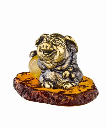 Фигурка из латуни с янтарем Поросенок с шариком 54х37 мм. арт. 776