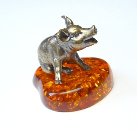 Фигурка из латуни с янтарем Поросенок арт. 1053