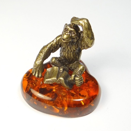 Фигурка из латуни с янтарем Обезьяна с книгой арт. 1200 Фигурка из латуни с янтарем Обезьяна с книгой арт. 1200