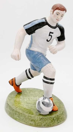 картинка Фигура футболиста майолика арт. 1118550 магазин подарков