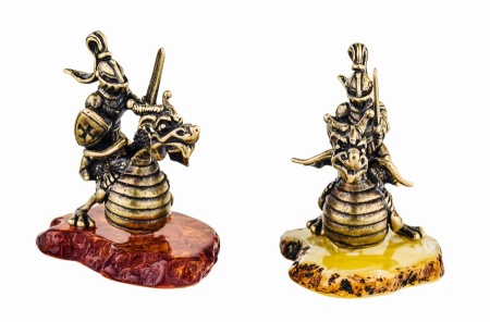 Фигурка из латуни с янтарем рыцарь Ланселот Победитель на драконе 58х48 мм. арт.  365