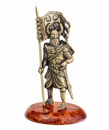 Фигурка из латуни с янтарем рыцарь Знаменосец 37х65 мм. арт. 221