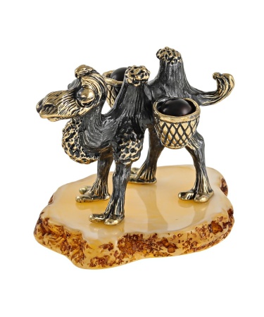 Фигурка из латуни с янтарем Верблюд мама с поклажей 45х45 мм. арт. 2653