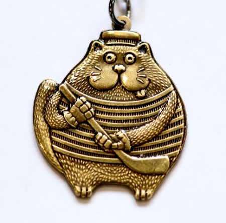 Брелок из латуни Кот хоккеист арт. 1792