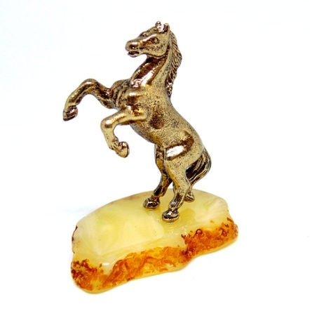 Фигурка из латуни с янтарем Лошадь на подставке (белая подставка) арт. 151-1