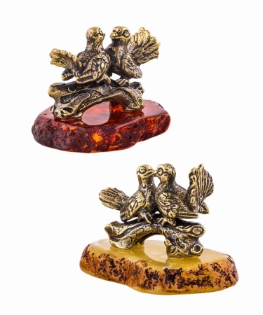 Фигурка из латуни с янтарем Птицы Голубки на подставке 37х30 мм. арт. 602