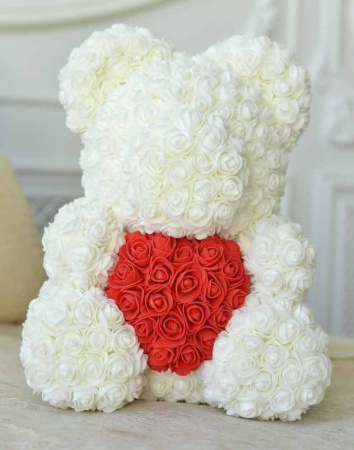 Мишка из Роз Белого цвета с красным Сердцем 