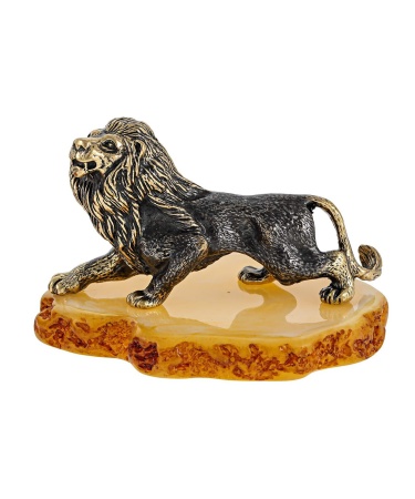 Фигурка из латуни с янтарем Лев охотник 70х38 мм. арт. 673