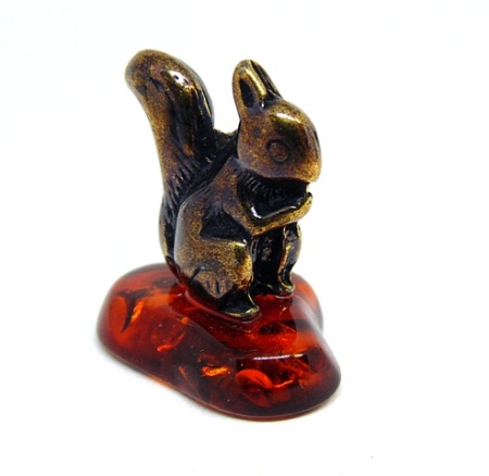 Фигурка из латуни с янтарем Белочка на подставке арт. 1710