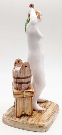 Женщина в бане стоя майолика 19 см. арт. 73218 