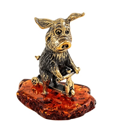 Фигурка из латуни с янтарем Поросенок на самокате 35х45 мм. арт. 2073