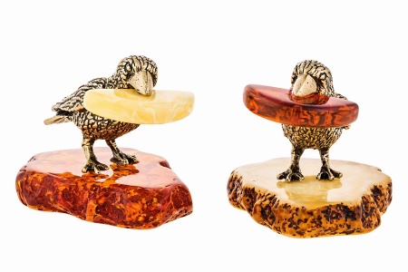 Фигурка из латуни с янтарем Птица Ворона с сыром 37х30 мм. арт. 258