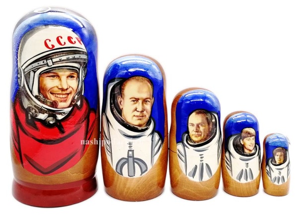 Матрешка Гагарин и космонавты 5 мест 18 см. арт. 988475
