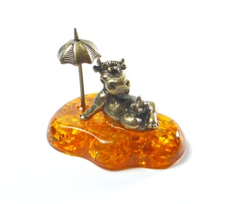 Фигурка из латуни с янтарем Коровка под зонтом арт. 1159