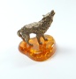 Фигурка из латуни с янтарем Волк воет арт. 1172