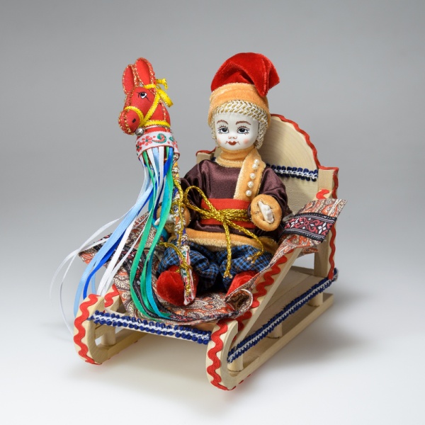 Мальчик с игрушкой в санях - интерьерная кукла арт. 873387