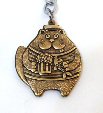 Брелок из латуни Кот пиво-рыба арт. 1760