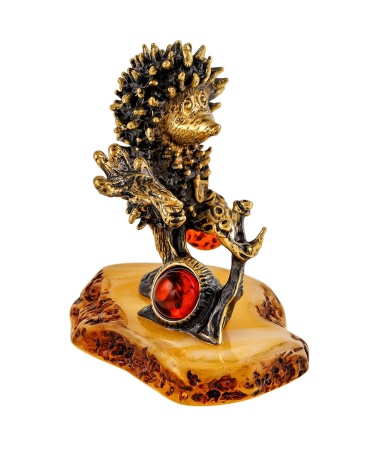 Фигурка из латуни с янтарем ежик в тумане с улиткой 45х50 мм. арт. 2145