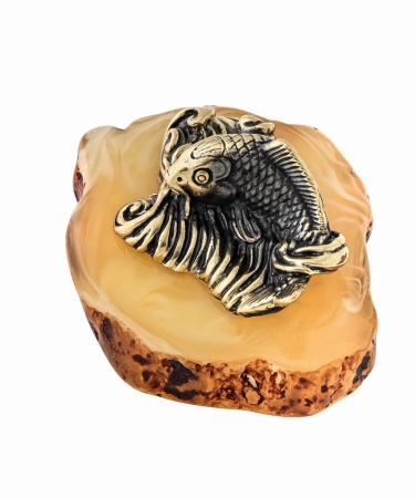 Фигурка из латуни с янтарем Рыба на волне 45х25 мм. арт. 1454