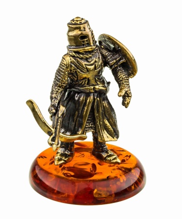 Фигурка из латуни с янтарем рыцарь с арбалетом 35х52 мм. арт. 753