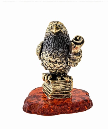 Фигурка из латуни с янтарем Птица Ворон со свитком 45х65 мм. арт. 1408