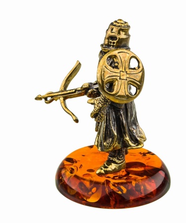 Фигурка из латуни с янтарем рыцарь с арбалетом 35х52 мм. арт. 753