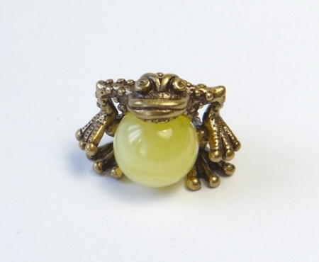 Жабка из латуни c янтарем арт. 1124