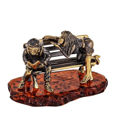 Фигурка из латуни с янтарем парочка Студенты 70х40 мм. арт. 1932