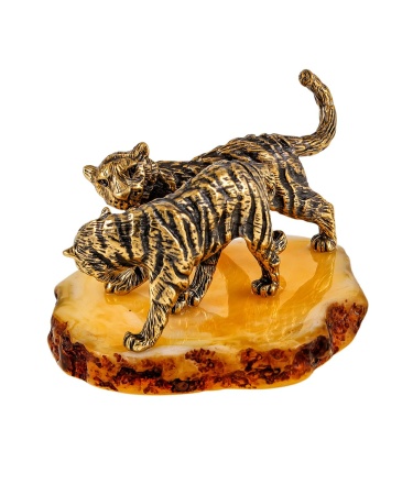 Фигурка из латуни с янтарем Тигры Саванна 55х30 мм. арт. 2147