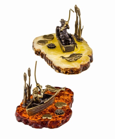 Фигурка из латуни с янтарем Рыбак в лодке 62х44 мм. арт. 215