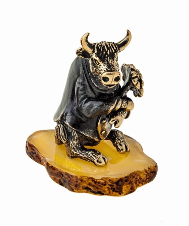 Фигурка из латуни с янтарем Бык с букетом 45х55 мм. арт.1198