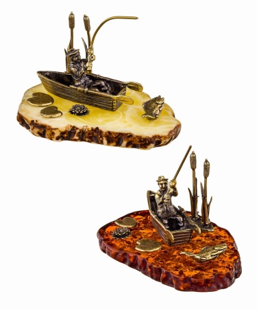 Фигурка из латуни с янтарем Рыбак в лодке 62х44 мм. арт. 215