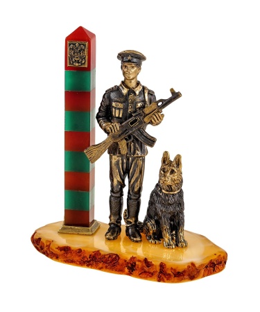 Фигурка из латуни с янтарем пограничник на посту 70х80 мм. арт. 2355