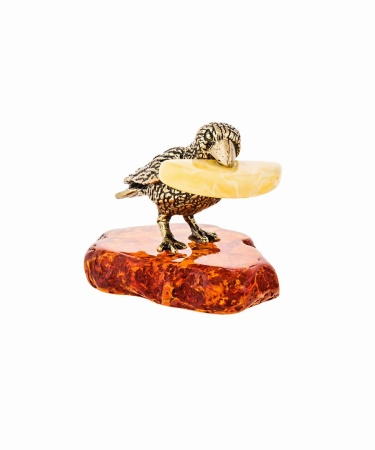 Фигурка из латуни с янтарем Птица Ворона с сыром 37х30 мм. арт. 258