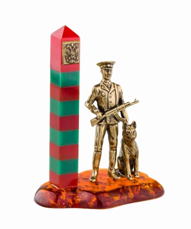 Фигурка из латуни с янтарем пограничник 50х70мм. арт. 341