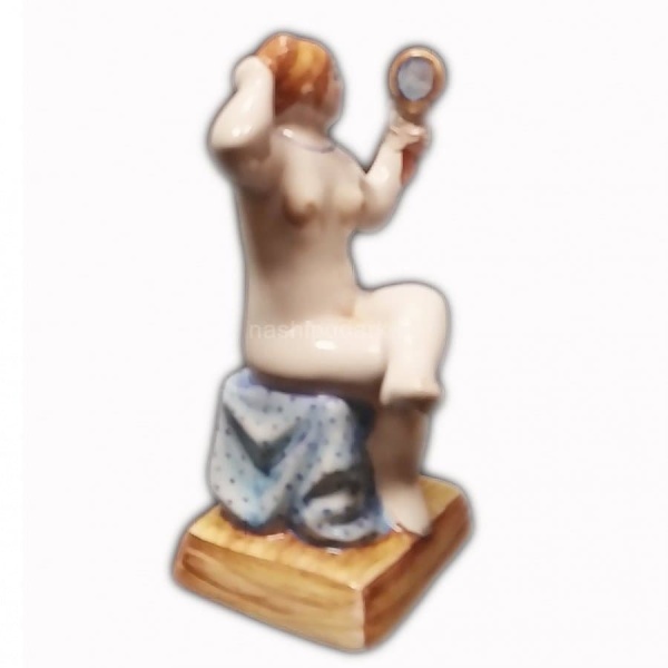  Майолика фигура "Женщина в бане сидит с зеркальцем" арт. 1118193 