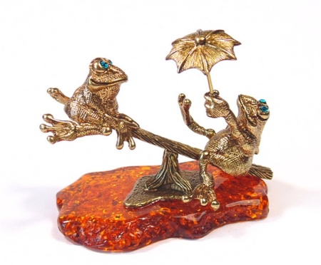 Лягушка из латуни на качелях арт. 1567